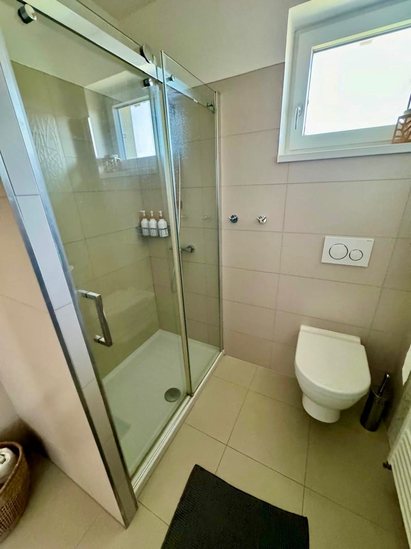 Kúpeľňa so sprchovacím kútom a toaletou